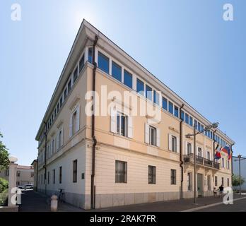 Koper, Slowenien. 2. Juli 2023. Blick auf die Außenfassade des Gemeindeverwaltungsgebäudes im Stadtzentrum Stockfoto