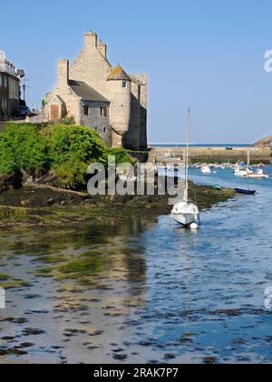 Hafen bei Ebbe von Le conquet, einer Gemeinde im Departement Finistère der Bretagne im Nordwesten Frankreichs Stockfoto