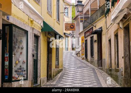 Die pastellfarbenen Gebäude und kopfsteingepflasterten Fußgängerwege des historischen Stadtzentrums in Sintra, Portugal. Die romantischen architektonischen und märchenhaften Paläste ziehen Touristen aus der ganzen Welt an. Stockfoto