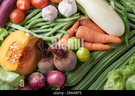 Verschiedene gesunde Gemüse im Vollformat, Nahrungshintergrund direkt von oben genommen, flache Laienfotografie des Konzepts der gesunden Ernährung Stockfoto