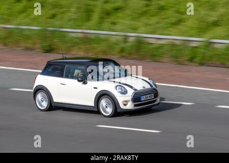 2014 White Mini Cooper D Auto DT 115 Steptronic Auto Auto Hatchback Diesel 1496 ccm Fahrt mit hoher Geschwindigkeit auf der Autobahn M6 in Greater Manchester, Großbritannien Stockfoto