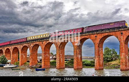Flying Scotsman Steam Train 60103 überquert den Ferryden Viaduct Montrose Basin Schottland die letzten vier Waggons und einen Dieselmotor Stockfoto
