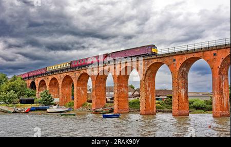 Flying Scotsman Steam Train 60103 überquert das Ferryden Viaduct Montrose Basin Schottland, das Heck der Zugwagen und ein Dieselmotor Stockfoto