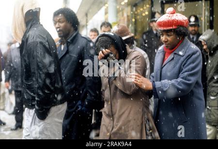 Esther McCurbin, die Mutter von Clinton McCurbin, hielt ihre Hand an sie während des protestmarsches, nachdem ihr Sohn starb, der während der Festnahme durch die Polizei starb. März 7. 1987, Wolverhampton, West Midlands, Vereinigtes Königreich Ihr Sohn starb, als er im "NÄCHSTEN" Laden in Wolverhampton festgehalten wurde. Stockfoto