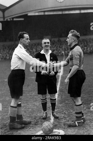 Wolverhampton Wanderers Fußballer Billy Wright und Tom Finney in den späten 40er Jahren Stockfoto