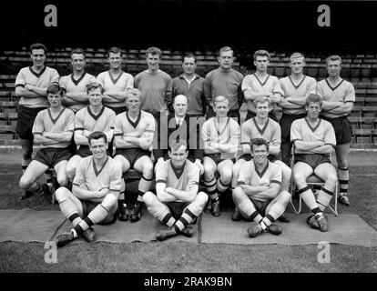 Wolverhampton Wanderers-Team. Hinterste Reihe John Kirkham, Gerry Harris, Ted Farmer, Fred Davis, Joe Gardiner, Malcolm Finlayson, Bobby Thompson, Ken Knighton, George Showell. Mittlere Reihe Freddie Goodwin, Bill Slater, Ron Flowers, Stan Cullis, Chris Crowe, Terry Wharton, Peter Broadbent. Front Des Horne, Jimmy Murray, Cliff Durandt Stockfoto