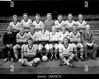 Wolverhampton Wanderers Team 1963. Hintere Reihe Peter Broadbent, John Kirkham, Dave Woodfield, Fred Davis. Jimmy Murray, Ted Farmer, Gerry Harris. Joe Gardiner, Terry Wharton, Bobby Thompson, Ron Flowers, Chris Crowe, Alan Hinton, George Showell, Stan Cullis. FLOOR Freddie Goodwin, Barry Stobart. Stockfoto