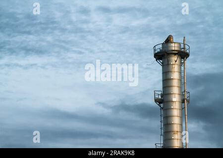 Smokestack, Chimney von PIL Membranes Ltd Against A Mackerel Sky, Kings Lynn England, Vereinigtes Königreich Stockfoto