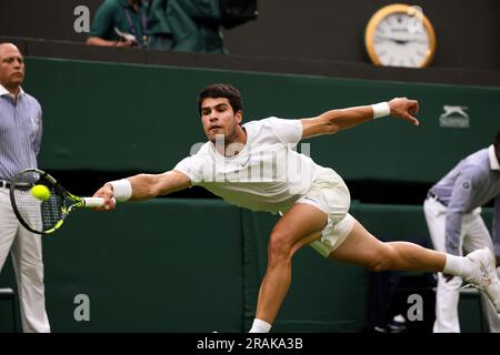 Wimbledon. Carlos Alcaraz aus Spanien. 04. Juli 2023. In Aktion während der ersten Runde gegen Jeremy Chardy von Frankreich während der Eröffnung in Wimbledon. Kredit: Adam Stoltman/Alamy Live News Stockfoto