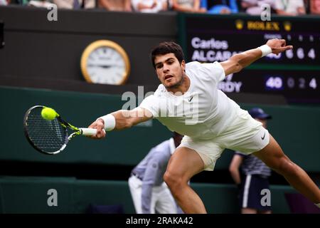 Wimbledon. Carlos Alcaraz aus Spanien. 04. Juli 2023. In Aktion während der ersten Runde gegen Jeremy Chardy von Frankreich während der Eröffnung in Wimbledon. Kredit: Adam Stoltman/Alamy Live News Stockfoto