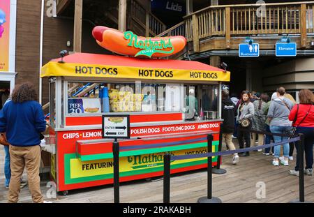 Nathan's berühmte Hot Dogs stehen am Pier 39 Fisherman's Wharf San Francisco California USA Stockfoto