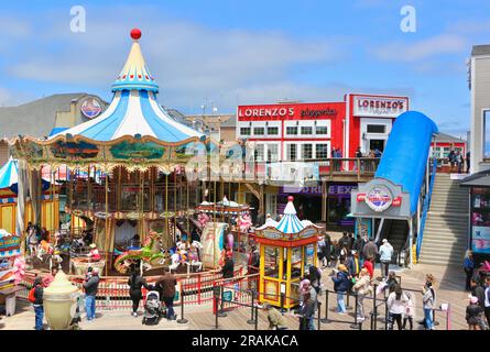 Pier 39 Fisherman's Wharf mit Fahrgeschäften und Unterhaltung mit Touristen an einem sonnigen Nachmittag Embarcadero San Francisco California USA Stockfoto