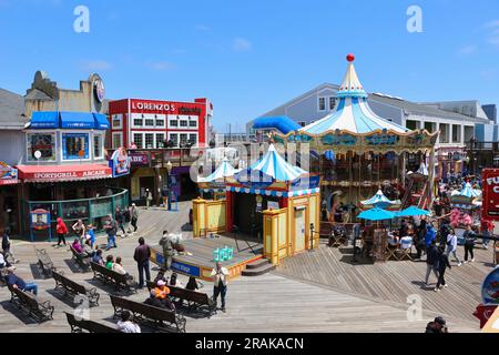 Pier 39 Fisherman's Wharf mit Fahrgeschäften und Unterhaltung mit Touristen an einem sonnigen Nachmittag Embarcadero San Francisco California USA Stockfoto