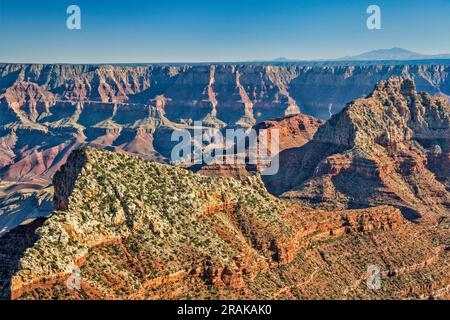 Freya Castle und Vishnu Tempel, Südrand und San Francisco Peaks in Far dist, Cape Royal Point am Nordrand, Grand Canyon Natl Park, Arizona, USA Stockfoto