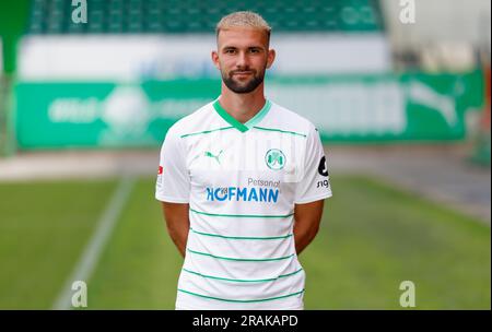 04. Juli 2023, Bayern, Fürth: Simon Asta (SpVgg Greuther Fürth, 2) 04.07.2023, Fürth, Sportpark Ronhof, Thomas Sommer Foto: Heiko Becker/dpa Stockfoto