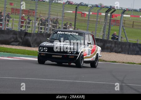 Ken Clarke, Tim Clarke, Triumph Dolomite Sprint, HRDC „Gerry Marshall“ Trophy Series, über 30 Autos auf dem Spielfeld für ein fünfundvierzig Minuten dauerndes Rennen mit zwei Fahrern Stockfoto