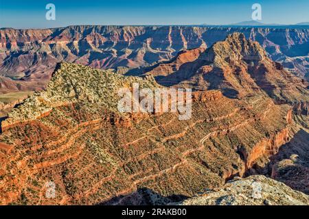 Freya Castle und Vishnu Tempel, Südrand und San Francisco Peaks in Far dist, Cape Royal Point am Nordrand, Grand Canyon Natl Park, Arizona, USA Stockfoto