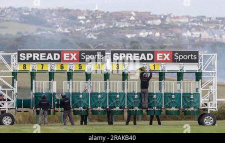 Brighton, Großbritannien. 14. Juli 2023. Die Verkaufsstände werden vor einem Rennen auf der Brighton Rennbahn vorbereitet. Kredit: James Boardman/Alamy Live News Stockfoto