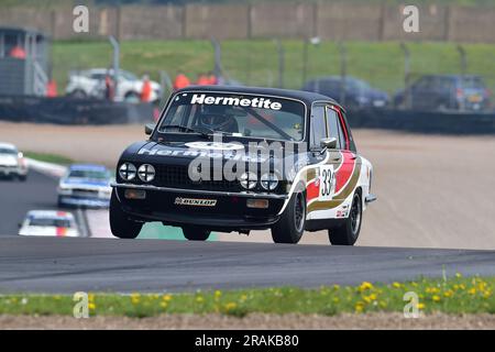 Ken Clarke, Tim Clarke, Triumph Dolomite Sprint, HRDC „Gerry Marshall“ Trophy Series, über 30 Autos auf dem Spielfeld für ein fünfundvierzig Minuten dauerndes Rennen mit zwei Fahrern Stockfoto