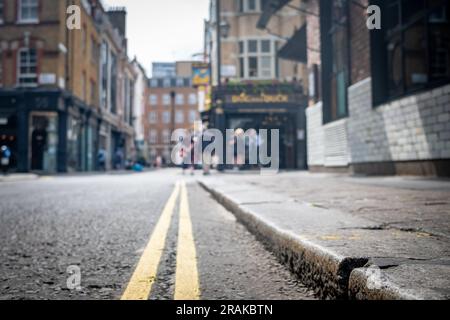 London, West End - Unsichtbarer Blick auf die Straßenszene von Soho Stockfoto