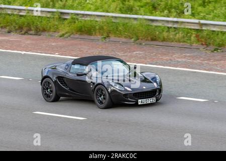 2007 Black Lotus Elise S, VVTL-I Car Roadster 1794 cm3; Fahrt mit hoher Geschwindigkeit auf der Autobahn M6 im Großraum Manchester, Großbritannien Stockfoto