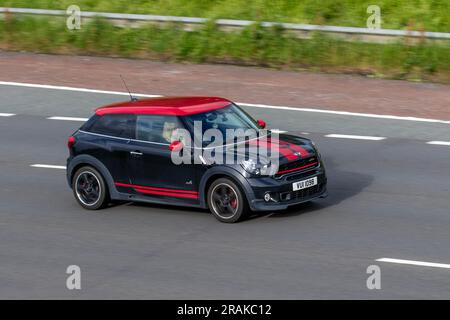 2014 Black Mini Paceman John Cooper Works ALL4 Start/Stop Black Car SUV 1598 cm3; Fahrt mit hoher Geschwindigkeit auf der Autobahn M6 in Greater Manchester, Großbritannien Stockfoto