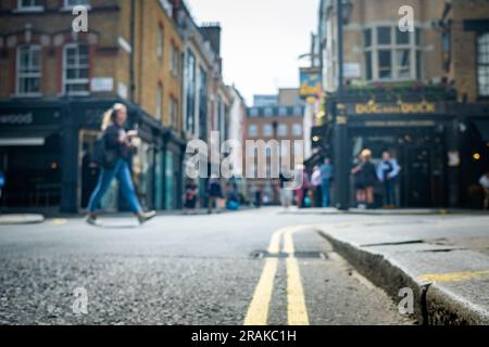 London, West End - Unsichtbarer Blick auf die Straßenszene von Soho Stockfoto