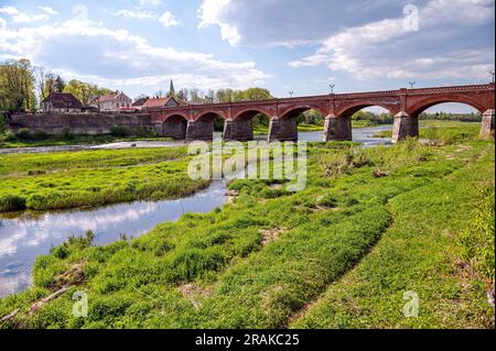 Die alte rote Backsteinbrücke über die Venta, Straßenbrücke, erbaut 1874, Kuldiga, Lettland Stockfoto