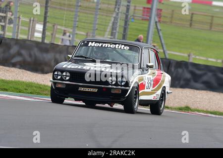 Ken Clarke, Tim Clarke, Triumph Dolomite Sprint, HRDC „Gerry Marshall“ Trophy Series, über 30 Autos auf dem Spielfeld für ein fünfundvierzig Minuten dauerndes Rennen mit zwei Fahrern Stockfoto