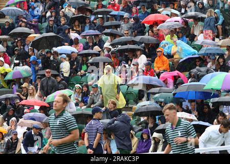 London, Großbritannien. 04. Juli 2023. Am zweiten Tag der Wimbledon-Meisterschaft 2023 in London am Dienstag, den 04. Juli 2023, stellen die Zuschauer ihre Regenschirme auf. Foto: Hugo Philpott/UPI Credit: UPI/Alamy Live News Stockfoto