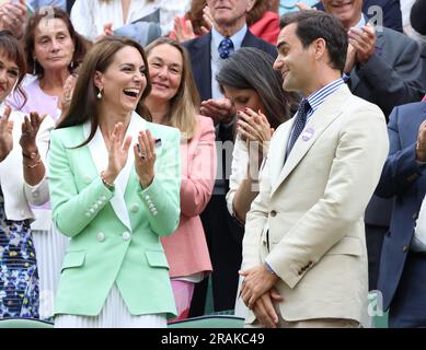 London, Großbritannien. 04. Juli 2023. Catherine, die Prinzessin von Wales, klatscht Roger Federer in der königlichen Box auf dem Spielfeld am zweiten Tag der Wimbledon-Meisterschaft 2023 in London am Dienstag, den 04. Juli 2023. Foto: Hugo Philpott/UPI Credit: UPI/Alamy Live News Stockfoto