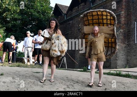 TV-Stars aus der Sendung "Surviving the Stone Age" Naomi und Dan Walmsley von Queen's Baton Relay, die durch Ironbridge fahren Stockfoto