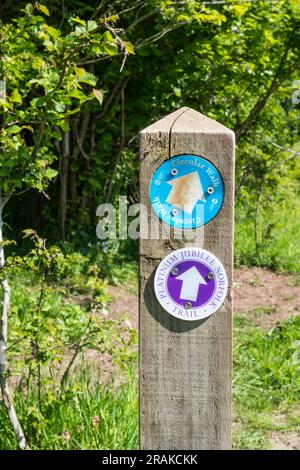 Ein Wegweiser für den Platinum Jubilee Trail in West Norfolk. Stockfoto