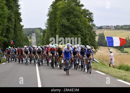 Nogaro, Frankreich. 04. Juli 2023. Das Reiterpaket, das während der vierten Etappe des Radrennens Tour de France, einem 181 km langen 8-km-Rennen von Dax nach Nogaro, Frankreich, am Dienstag, den 04. Juli 2023, in Aktion gezeigt wurde. Die diesjährige Tour de France findet vom 01. Bis 23. Juli 2023 statt. BELGA PHOTO DIRK WAEM Credit: Belga News Agency/Alamy Live News Stockfoto