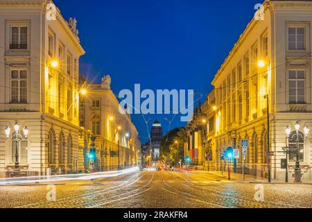 Brüssel Belgien, nächtliche Skyline der Stadt an den Gerichtshöfen von Brüssel (Palais de Justice) mit Verkehr Stockfoto