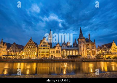 Gent Belgien, nächtliche Skyline der Stadt an der St. Michael's Bridge (Sint-Michielsbrug) mit Leie River und Korenlei Stockfoto