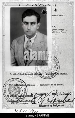EDWARD TELLER (1908-2003) Ungarisch-amerikanischer Theoretiker, der in seinem ungarischen Pass für seine Einreise nach Amerika gezeigt wird. Stockfoto