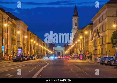 München (München) Deutschland, nächtliche Skyline am Odeonsplatz und Siegestor Stockfoto