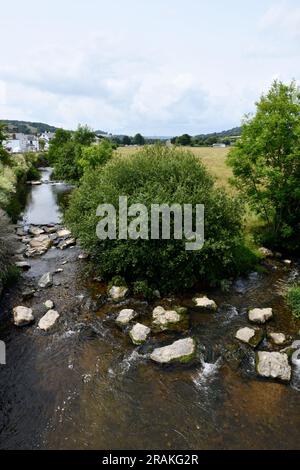 Coly River, der durch Colyton Town im Coly Valley East Devon England fließt Stockfoto