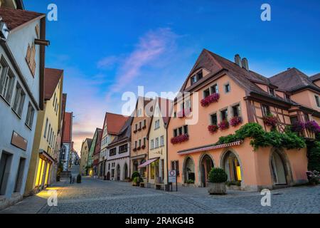 Rothenburg ob der Tauber Deutschland, Sonnenaufgang-Skyline mit farbenfrohem Haus die Stadt an der Romantischen Straße Deutschlands Stockfoto