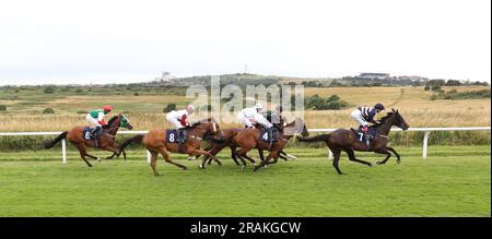 Brighton, Großbritannien. 14. Juli 2023. Ein allgemeiner Überblick über Läufer und Fahrer, die sich während der At the Races App Form Study Handicap auf der Brighton Racecourse auf den Weg machen. Kredit: James Boardman/Alamy Live News Stockfoto