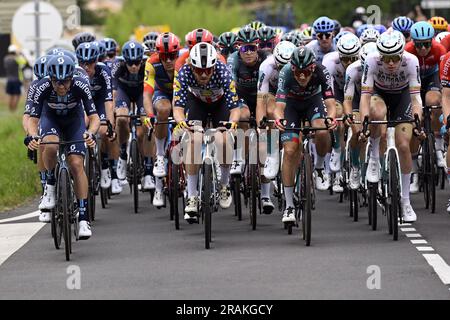 Nogaro, Frankreich. 04. Juli 2023. Das Reiterpaket, das während der vierten Etappe des Radrennens Tour de France, einem 181 km langen 8-km-Rennen von Dax nach Nogaro, Frankreich, am Dienstag, den 04. Juli 2023, in Aktion gezeigt wurde. Die diesjährige Tour de France findet vom 01. Bis 23. Juli 2023 statt. BELGA PHOTO DIRK WAEM Credit: Belga News Agency/Alamy Live News Stockfoto