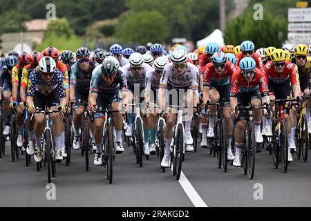 Nogaro, Frankreich. 04. Juli 2023. Das Reiterpaket, das während der vierten Etappe des Radrennens Tour de France, einem 181 km langen 8-km-Rennen von Dax nach Nogaro, Frankreich, am Dienstag, den 04. Juli 2023, in Aktion gezeigt wurde. Die diesjährige Tour de France findet vom 01. Bis 23. Juli 2023 statt. BELGA PHOTO DIRK WAEM Credit: Belga News Agency/Alamy Live News Stockfoto