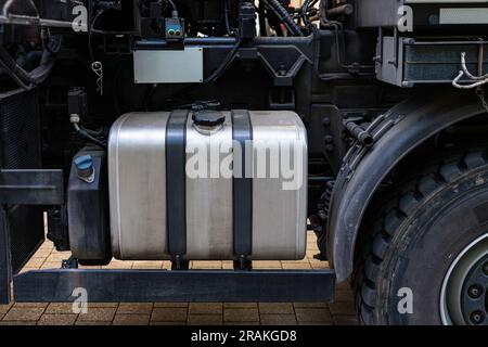 Großer Kraftstofftank aus weißem Metall. Schließen. Stockfoto