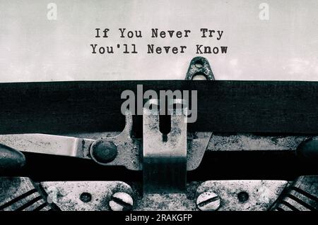 Alte Schreibmaschine mit Text Wenn du es nie versuchst, wirst du es nie erfahren Stockfoto