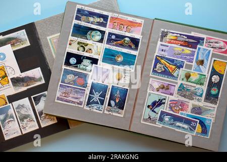 Philatelist-Sammlung, verschiedene alte Briefmarkensammlung in Alben, Draufsicht. Stockfoto