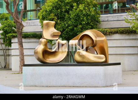 Bronzeskulptur mit vier liegenden Figuren von Henry Moore vor der Louise M. Davies Symphony Hall San Francisco California USA Stockfoto