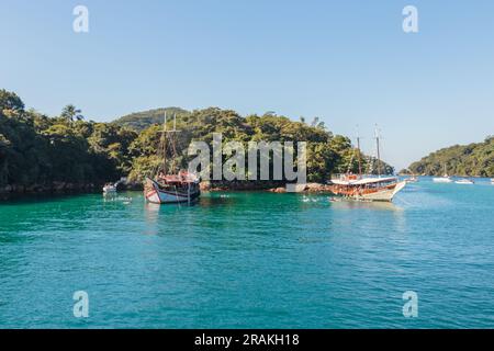 Blaue Lagune der großen Insel Angra dos Reis in Rio de Janeiro, Brasilien - 04. Juni 2023: Boote in der blauen Lagune der großen Insel Angra dos Rei Stockfoto