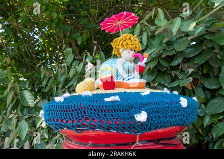 Gestrickte Briefkastenauflage mit Strandmotiv in Selsey West Sussex England Stockfoto