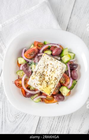 Griechischer Horiatiki-Salat mit Fetakäse in der Schüssel Stockfoto